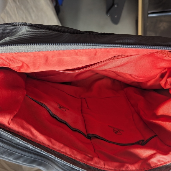 Travelon Anti-Theft Crossbody Bucket Bag - Picture 11 of 12